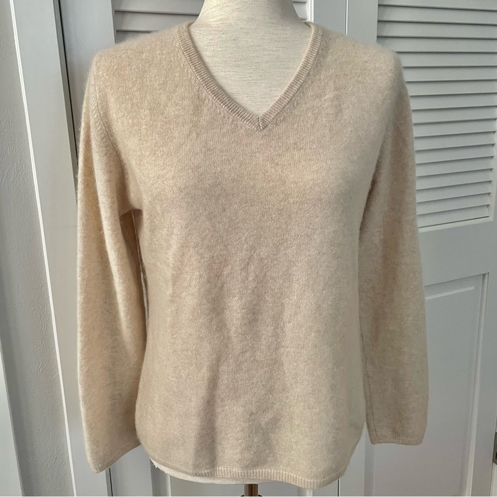 Mongolian Made Cashmere Sweater 
Bloomingdale’s Sutton Studio Size  M
